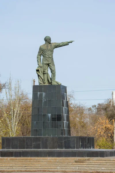 Volgogrado. Rusia-13 de noviembre de 2019. Monumento F.E. Dzerzhinsky en la plaza frente a la Planta del Tractor — Foto de Stock