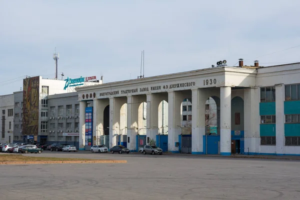 Volgogrado. Rússia-13 de novembro de 2019. Passando pela fábrica de tratores de Volgograd com o nome de F.E. Dzerzhinsky. — Fotografia de Stock