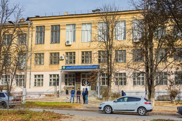 Volgograd. Russie-13 novembre 2019. Volgograd College of Management and New Technologies nommé d'après Gagarine, Krasnooktyabrsky district de Volgograd . — Photo