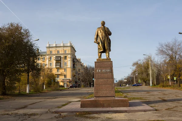 Volgograd. Rusland-13 november 2019. Monument voor Vladimir Iljitsj Lenin tegenover de Barricades fabriek op het kruispunt van Titov Street en Lenin Avenue — Stockfoto