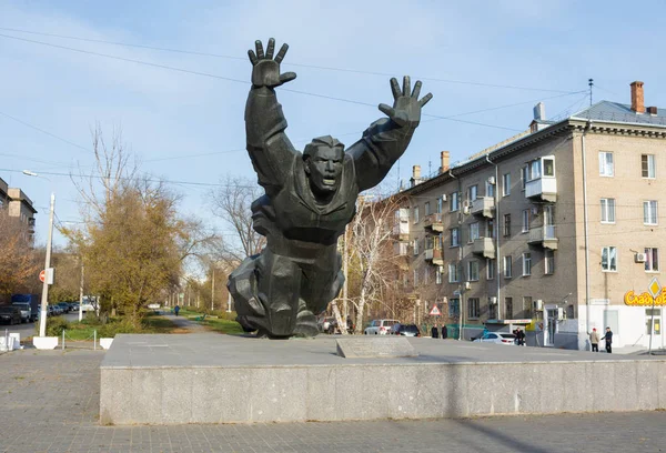 Volgogrado. Rusia-13 de noviembre de 2019. Monumento-escultura de la Batalla de Stalingrado, instalado en el lugar de la muerte de Mikhail Panikikha en la Avenida Metallurgov, distrito de Krasnooktyabrsky —  Fotos de Stock