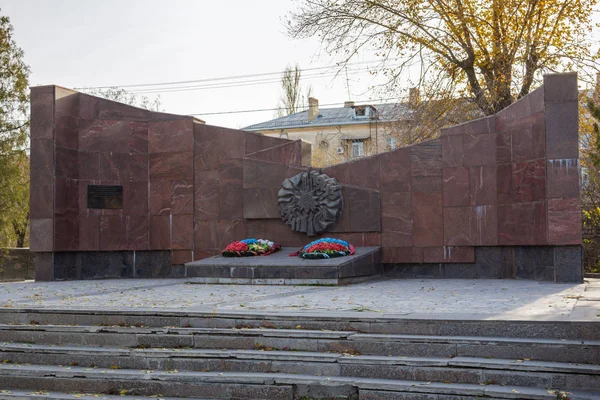Volgogrado. Rusia-13 de noviembre de 2019. fosa común de los soldados del regimiento Bogunsky de la 45ª División de Infantería, que murieron en las batallas por Stalingrado en 1942-1943 — Foto de Stock