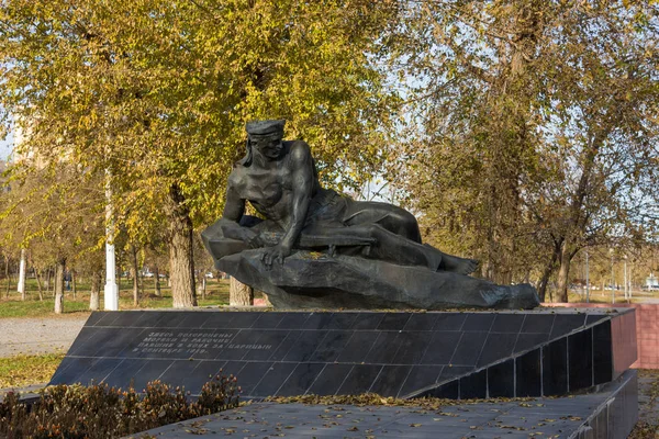 볼고그라드. russia-november 13, 2019 년. 1919 년에치 타르 틴 전투에서 전사 한 선원들의 대규모 무덤. 그들에게는 길 이 있다. V.i. 레닌, 볼고그라드 시의 크라 노 오크 타 브 스키 구 (區) 에 있는 광장 — 스톡 사진