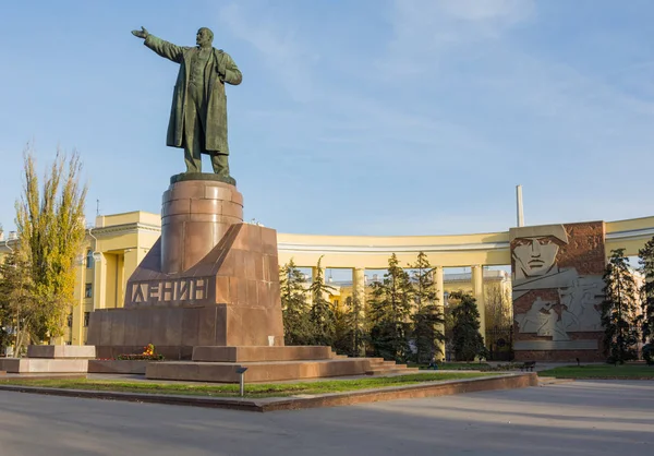 Volgogrado. Rusia-13 de noviembre de 2019. Monumento a V.I. Lenin y la fachada de la casa Pavlov con un arco y un bajorrelieve en la avenida Lenin —  Fotos de Stock