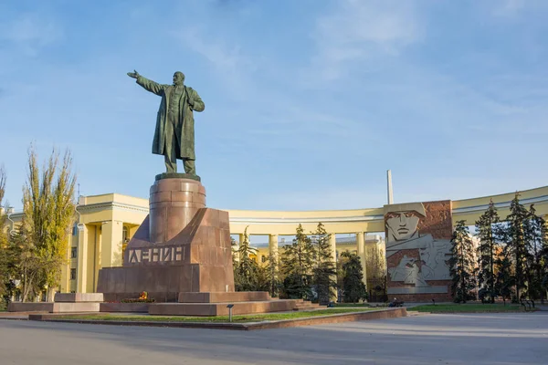 Volgogrado. Rusia-13 de noviembre de 2019. Monumento a V.I. Lenin y la fachada de la casa Pavlov con un arco y un bajorrelieve en la avenida Lenin —  Fotos de Stock