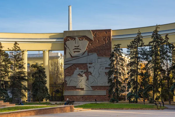 ヴォルゴグラードロシア- 2019年11月13日。パブロフの家の正面にはアーチがあり、レーニン通りには浅浮彫が施されている。 — ストック写真