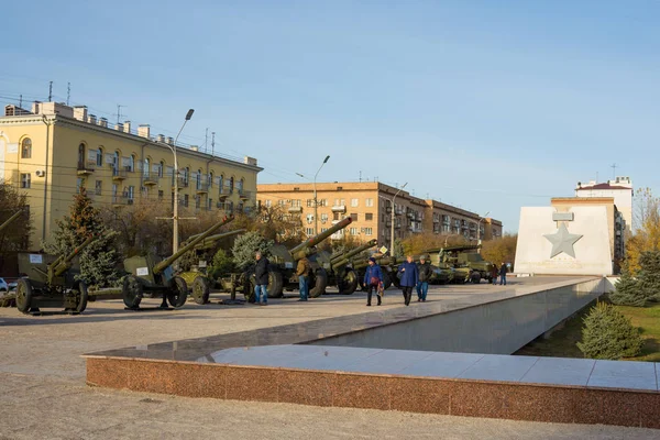 Volgograd vagyok. Oroszország - 2019. november 13. Katonai felszerelés a Volgogradban, a "Sztálingrádi csata" múzeum-panoráma előtti téren — Stock Fotó
