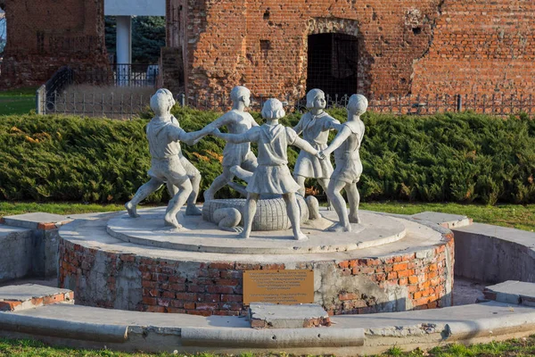 Volgogrado. Rússia-13 de novembro de 2019. Uma cópia da fonte do monumento "Barmaley" ("Dança Redonda Infantil") ao lado do moinho Gerhardt, imitando a fonte destruída em Estalinegrado . — Fotografia de Stock