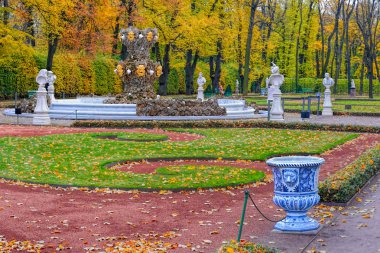Saint-Petersburg sonbahar yaz bahçesinde çeşme taç