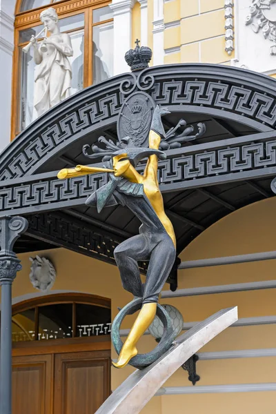 Acrobat heykeli "sirk geldi denir" — Stok fotoğraf