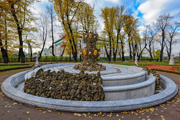 Corona de la fuente en el jardín de verano, San Petersburgo en otoño —  Fotos de Stock