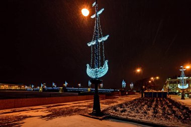 Yeni yıl ve Noel aydınlatma dekorasyon şehir. Rusya
