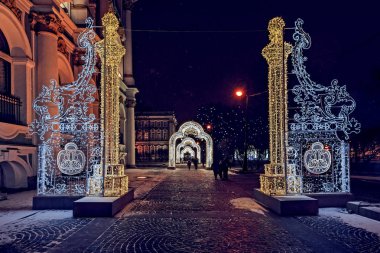 Yeni yıl ve Noel aydınlatma dekorasyon şehir. Rusya