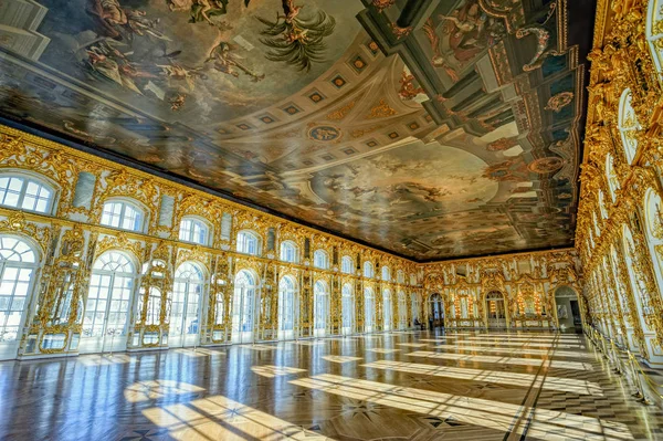 Salón de baile del Palacio de Catalina en Tsarskoe Selo (Pushkin), St. . — Foto de Stock