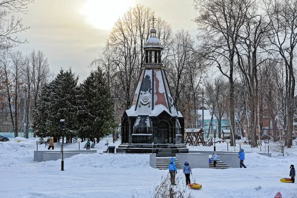 Kaplica św Aleksandra Newskiego w Uglich city Park — Zdjęcie stockowe