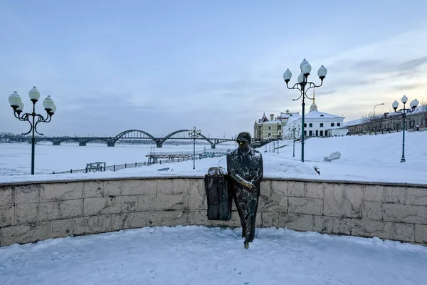 Alleen monument op de dijk van de Volga in Rybinsk, Rusland — Stockfoto