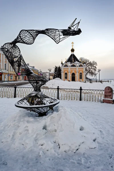 Sztuka Nowoczesna i kaplica Świętego Mikołaja na Volga embankme — Zdjęcie stockowe