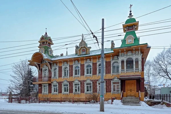 Casa de madeira de artistas em Rybinsk, Rússia — Fotografia de Stock