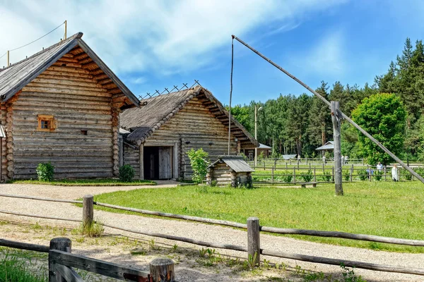 Holzbrunnen aus alten Bauernhäusern — Stockfoto