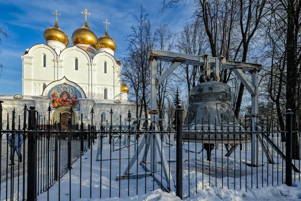 Внешний набор колоколов Успения Пресвятой Богородицы — стоковое фото