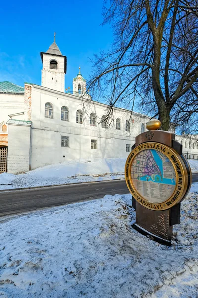 Turystyczne Stela z informacji w Jarosławiu w zimie — Zdjęcie stockowe