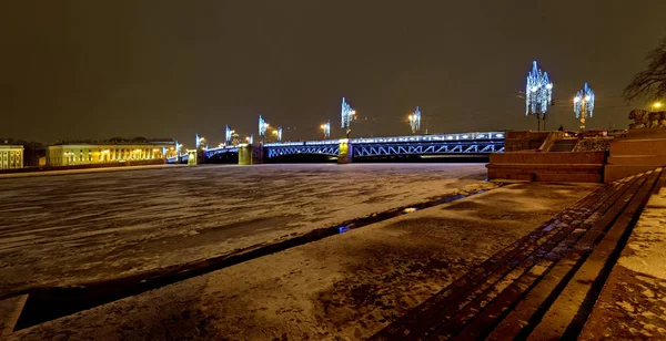 Nieuwjaar en Kerstmis verlichting decoratie van de stad. Rusland — Stockfoto