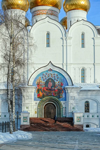 Façade de la cathédrale de l'Assomption à Iaroslavl, Russie — Photo