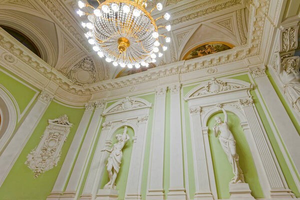 Старинные скульптуры в интерьере свадебного дворца
