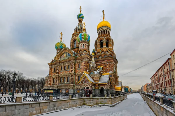 Iglesia del Salvador sobre la Sangre derramada en San Petersburgo en la w — Foto de Stock
