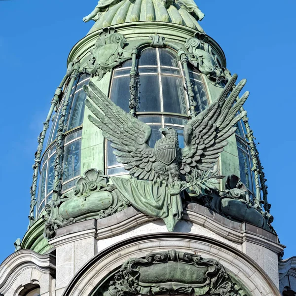 Şarkıcı House, Saint-Petersburg, Russi cephesinde heykel — Stok fotoğraf