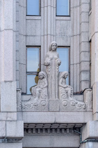 Скульптурна з поліуретану на фасаді — стокове фото