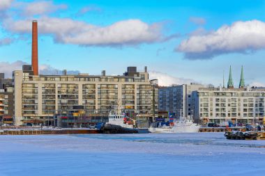 Demirli tekne buz Helsinki Harbour çevresinde