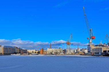 Demirli tekne buz Helsinki Harbour çevresinde
