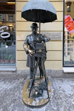 Rusya'nın St.Petersburg kentinde fotoğrafçı bronz heykeli