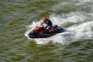 jet ski jump dalga adam