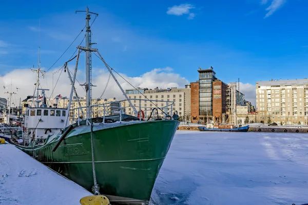Afgemeerd boot omgeven door ijs in de haven van Helsinki — Stockfoto