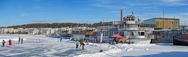Dzień słoneczny zimowy w Lahti, Finlandia — Zdjęcie stockowe