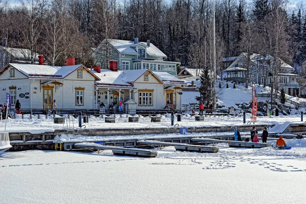 Сонячний зимовий день у місті Лахті, Фінляндія — стокове фото