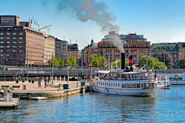 Kedvtelési célú hajó horgonyoz Stockholm gőz — Stock Fotó