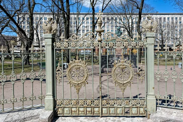 Павильон, в котором находится хижина Петра I в Санкт-Петербурге — стоковое фото