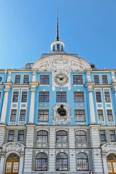 Fachada de edificio de la antigua Escuela de la Ciudad Casa de Pedro el — Foto de Stock