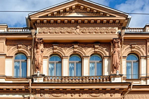 Kwiecisty dekorowaną fasadą hotelu Radisson Royal w Sankt Petersburgu — Zdjęcie stockowe