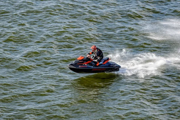 L'uomo sul jet ski salta sull'onda — Foto Stock