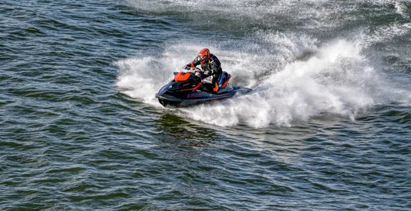 Hombre en moto acuática saltar en la ola — Foto de Stock