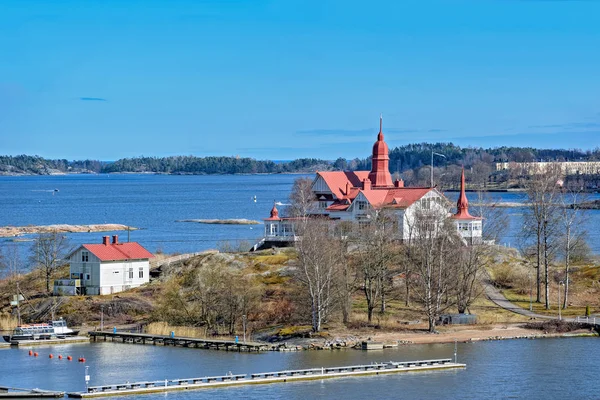 Rött tak byggnad på Luoto Klippan ön, Helsingfors — Stockfoto