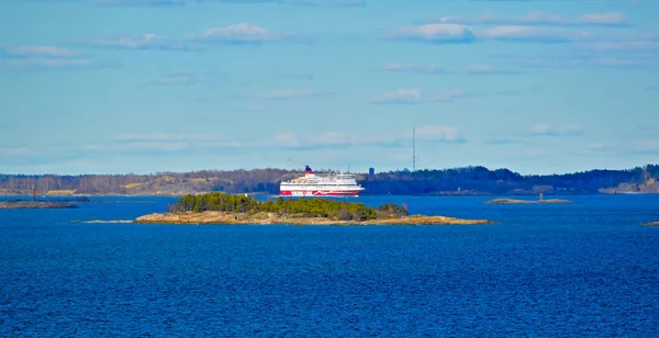 Navire Viking Line dans l'archipel d'Helsinki — Photo