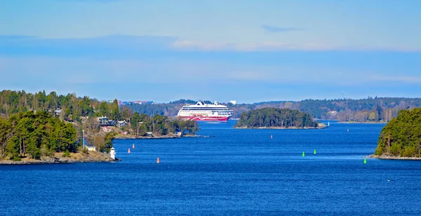 Ferry cargo-passagers par la ligne Viking navigue à travers Stockholm — Photo