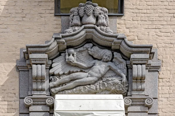 Esculturas de piedra en la fachada de la sede social de S — Foto de Stock