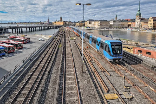 Comboio do metro na ponte. Slussen, Estocolmo, Suécia — Fotografia de Stock