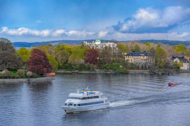 Stoc 'taki Curgarden adası kıyısı boyunca gezinti tekneleri devam ediyor